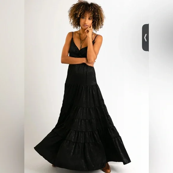 Chic Black Maxi Dress with Spaghetti Straps - Picture 3 of 8